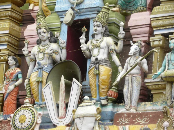 Rzeźby Hinduskich Bóstw Gopuramie Świątyni Sri Venkateshwara Ulsoor — Zdjęcie stockowe