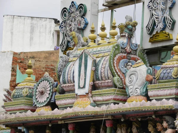 Γλυπτά Ινδουιστικών Θεοτήτων Στο Gopuram Του Ναού Της Σρι Venkateshwara — Φωτογραφία Αρχείου