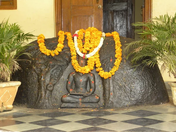 古代ヒンドゥー教の詩人ヴァルミキの黒い石の彫刻 スリヴァルミキ アシュラマ マハーサムサーナ アディグル ペータ バサバンアグディ — ストック写真