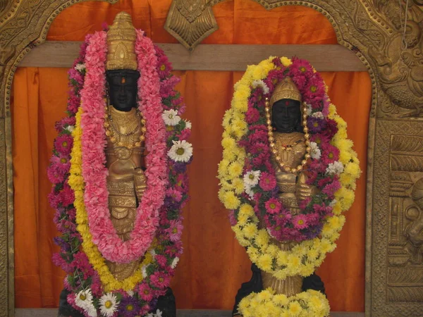 奈良屋主の金と黒の偶像と女神ラクシュミとピンク 白の花の庭があるラクシュミ奈良屋主寺のVishwa Shanti Ashram — ストック写真