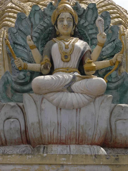 女神Dhana Lakshmi的雕像 在Nelamangala的Vishwa Shanti Ashram的Ashta Lakshmi庙宇中 Lakshmi作为货币提供者的化身 — 图库照片