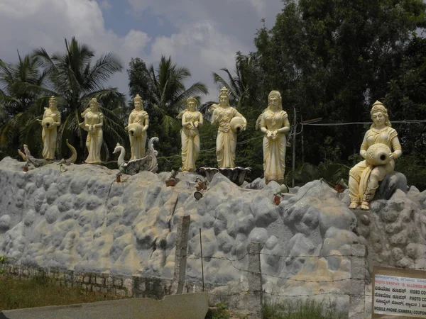 Vishwa Shanti Ashram Nelamangala一座山上的印度 Ganga Yamuna Godavari Saraswati Narmada Sindhu和Kaveri — 图库照片