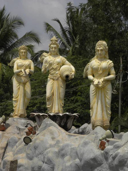 Žluté Barevné Sochy Řek Ganga Yamuna Godavari Stojící Vrcholu Hory — Stock fotografie