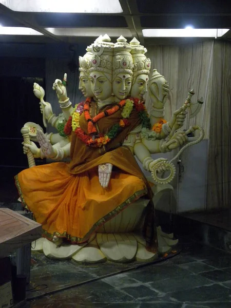 Żółty Posąg Bogini Gayatri Świątyni Gayatri Vishwa Shanti Ashram Nelamangala — Zdjęcie stockowe