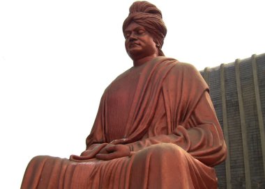 Swami Vivekananda 'nın büyük kırmızı renkli heykeli