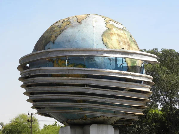 Statue Énorme Globe Couleur Bleue Secteur Cercle Avec Des Arbres — Photo