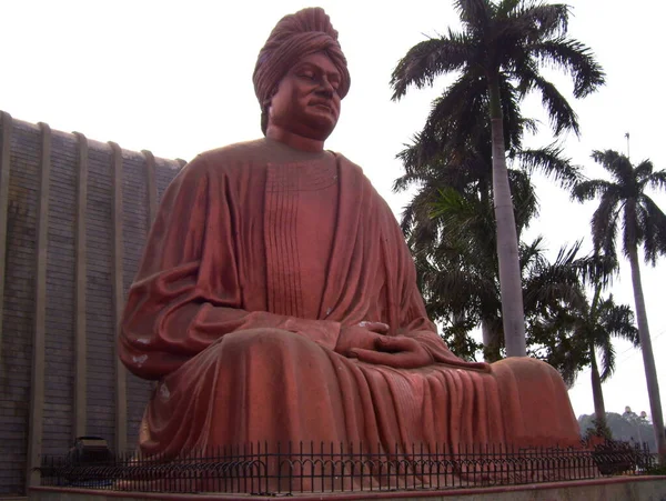 Gran Estatua Color Rojo Swami Vivekananda — Foto de Stock