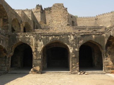 Golkonda Kalesi 'nin içinde dışarıya açılan geçit yolları var. 