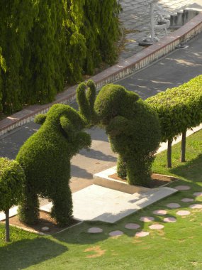 Ramoji Film Şehri 'ndeki Topiary Garden' da ağaçlar, çalılar ve çalılarla yapılan yeşil filler. 