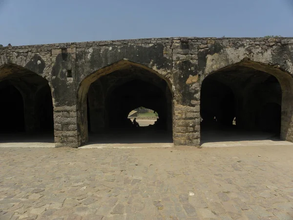 Wewnątrz Fortu Golkonda Przejściami Prowadzącymi Zewnątrz — Zdjęcie stockowe