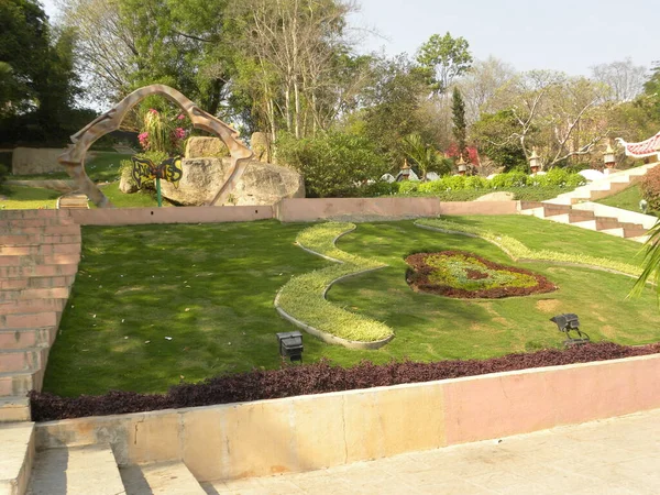 Jardim Com Grama Verde Amarelo Vermelho Plantas Marrons Árvores Flores — Fotografia de Stock