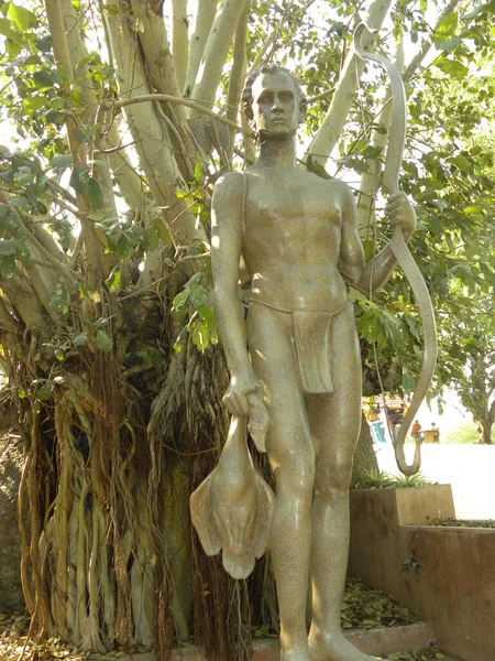 Estátua Cor Amarela Creme Caçador Com Arco Lado Pássaro Outro — Fotografia de Stock