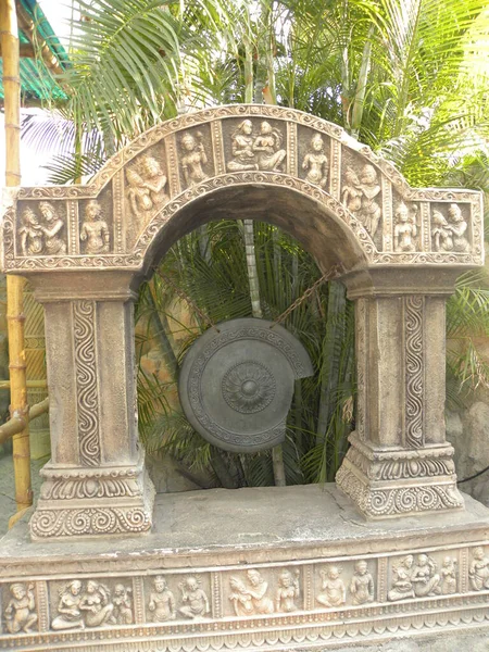 Gong Roto Metal Sostenido Por Pilares Piedra Artística Con Estatuas — Foto de Stock
