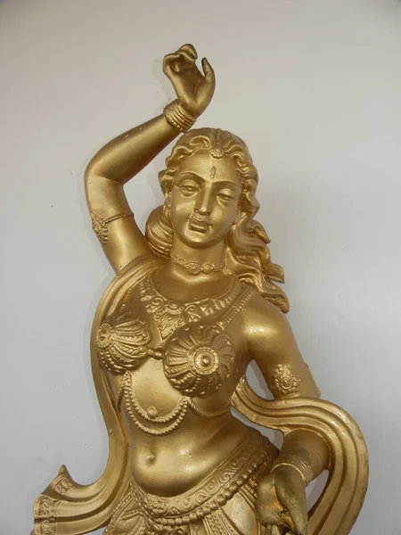 Статуя Золотого Цвета Танцующей Индианки Традиционном Костюме Киногороде Рамоджи — стоковое фото