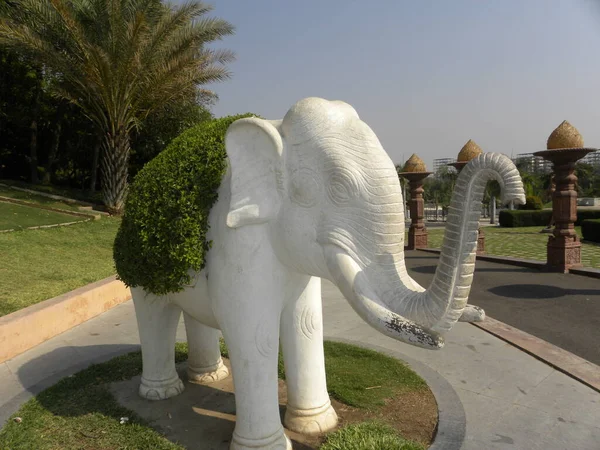 Estátua Elefante Branco Com Plantas Verdes Suas Costas Jardim Ramoji — Fotografia de Stock
