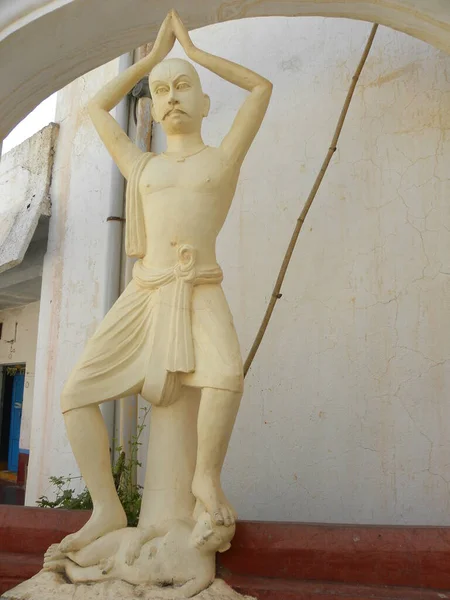 Gelbe Statue Eines Hindu Priesters Namaskar Position Der Auf Dem — Stockfoto