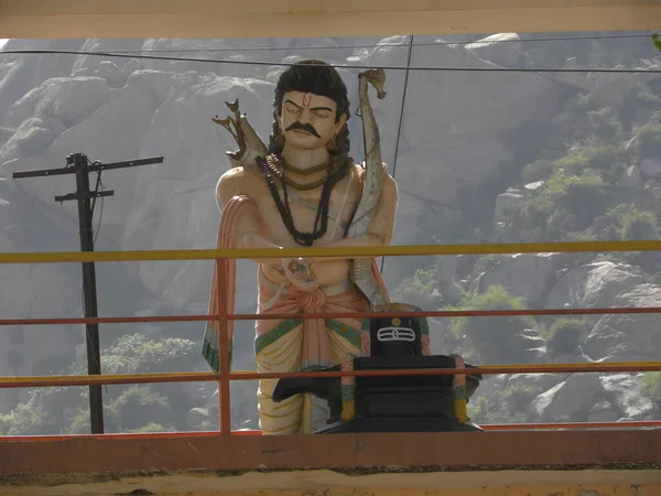 弓と矢を持つアルジュナの像 アマラ ナラヤスワミー寺院でシヴァ リンガを崇拝するパンダヴァ兄弟の3分の1 — ストック写真