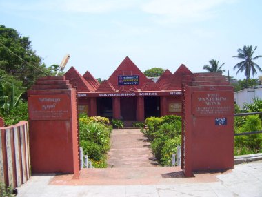 Ateşli kil, kahverengimsi kırmızı renk, parlatılmamış, kulübe şeklindeki Gezgin Keşiş Sergisi anıtı