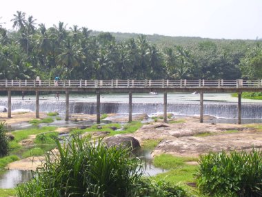 Kothai nehrinin yatay genişliği boyunca uzanan Stone Thirparappu Weir ve bariyeri