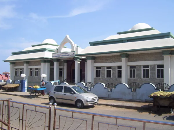 Kamarajar Manimandapam白色和绿色圆顶状建筑 献给泰米尔纳德邦首席部长兼国会议员K Kamaraj — 图库照片