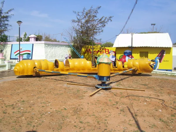 Tour Chenille Couleur Jaune Parc Pour Enfants Dans Parc Tamil — Photo