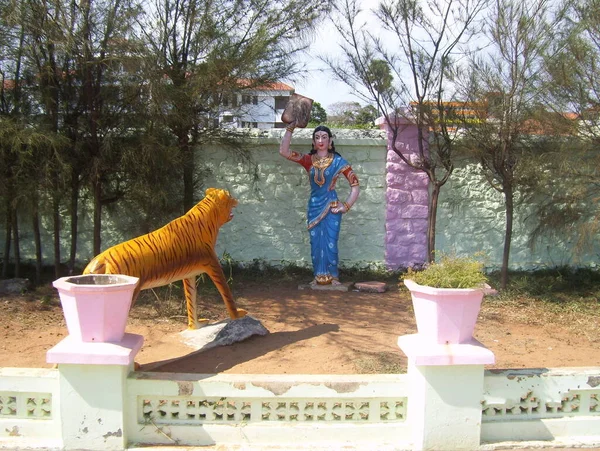 Estatua Piedra Colorida Una Valiente Mujer Tamil Persiguiendo Tigre Con — Foto de Stock