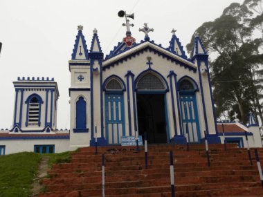 Sis, sis bembeyaz, mavi renk Fransız La Saleth Kilisesi ve Tapınağı