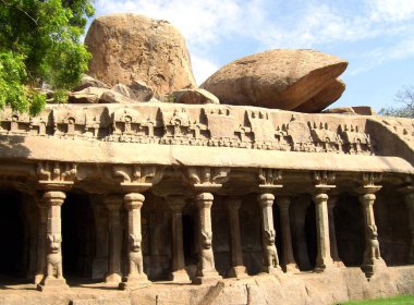 Antik taş levrek rahatlaması, Arjuna 'nın kefaretinin taş heykeli, Ganj nehrinin soyundan gelen Bhagiratha önderliğindeki cennetten yeryüzüne.