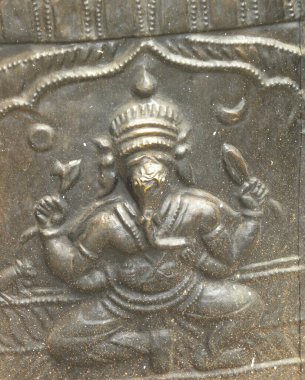 Gri renkli metal levrek, Sri Revanasdeshwara Betta tepesindeki tapınağın duvarlarında Tanrı Ganesha 'nın heykeli. 