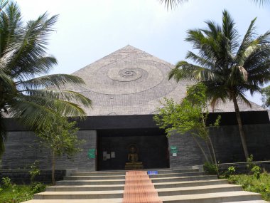 Piramit Vadisi, piramit şekilli meditasyon merkezi ve tapınağı  