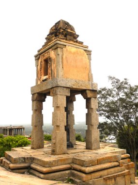 Eski kahverengi renkli Tyagada Kamba. Shravanabelagola 'daki Vindhyagiri Tepesi tapınağında özenle oyulmuş bir sütun. 