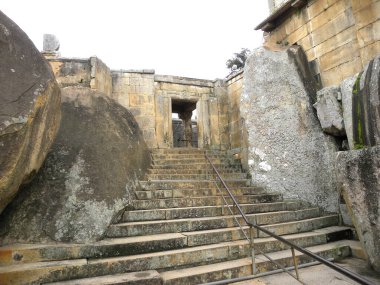Kahverengi renkli taş basamaklar, Shravanabelagola 'daki Vindhyagiri Tepesi tapınağının tepesine çıkıyor. 