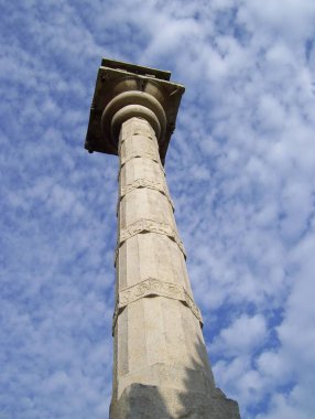 Uzun kahverengi Manasthambha sütunu, Shravanabelagola 'daki Chandragiri Tepesi Tapınağı kompleksinin en uzun ayakta duran sütunu.