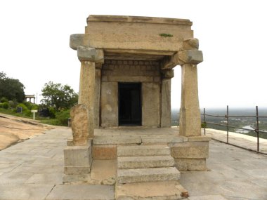 Shravanabelagola 'daki Vindhyagiri Tepesi tapınağındaki Odegal Basadi Jain tapınağının yanında sütunları olan eski kahverengi renkli küçük tapınak. 