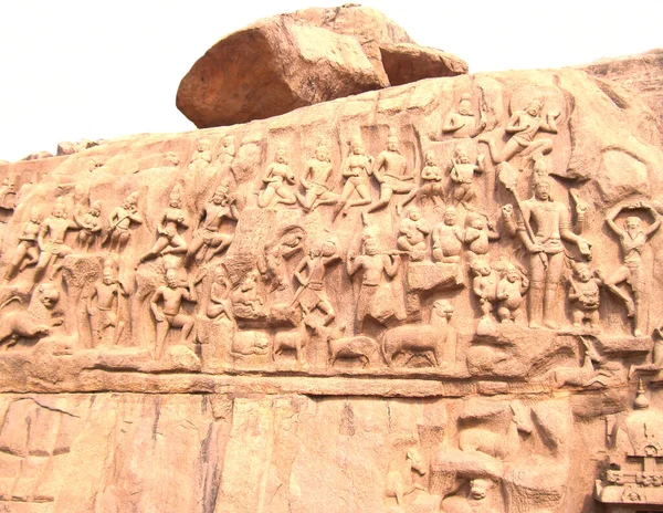 古代の石のバスの救済 アルジュナのペンスの石の彫刻 神聖な川の降下バギラタによって導かれる天から地球へのギャング — ストック写真