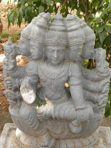 Estátua Pedra Cor Cinza Antiga Cabeças Lord Vishwakarma Principal Arquiteto — Fotografia de Stock