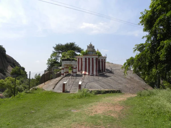 位于Ramadevara Betta山顶的拉玛神殿 — 图库照片