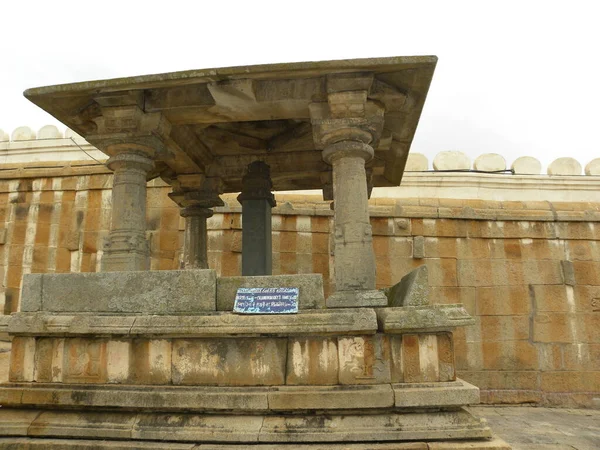 Shravanabelagola Daki Vindhyagiri Tepesi Tapınağında Büyük Sütunları Olan Antik Bej — Stok fotoğraf