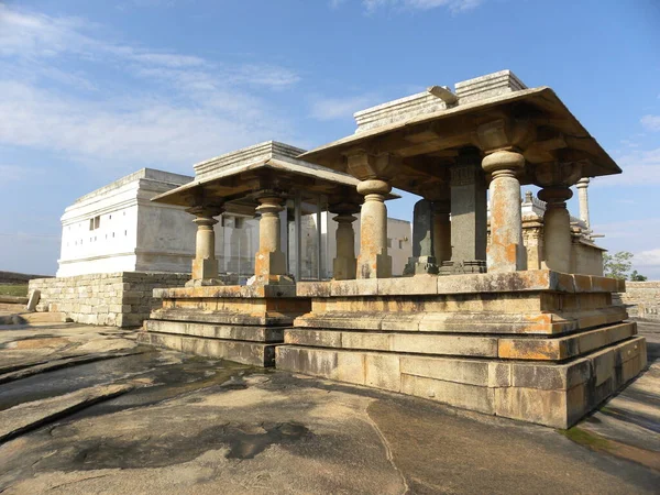 位于Shravanabelagola的Chandragiri山寺庙建筑群上的寺庙和神龛 — 图库照片
