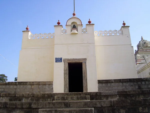 Αρχαίο Λευκό Χρώμα Ναός Jain Terina Basadi Πέτρινα Σκαλοπάτια Που — Φωτογραφία Αρχείου