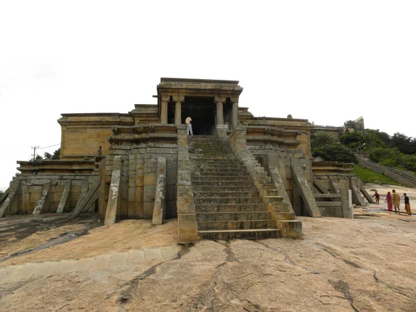Древний Коричневый Цвет Odegal Basadi Jain Храм Каменными Ступенями Виндхьягири — стоковое фото