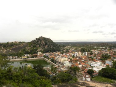 Shravanabelagola kasabası ve Shravanabelagola 'daki Vindhyagiri Tepesi' nin tepesinden Chandragiri tepesinin havadan görünüşü