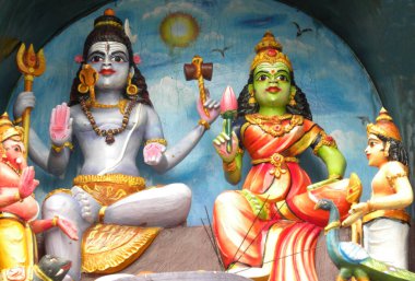 Lord Shiva 'nın, Tanrıça Parvati' nin, Lord Ganesha 'nın ve Lord Kartikeya' nın Shivagange tapınağındaki renkli heykelleri.