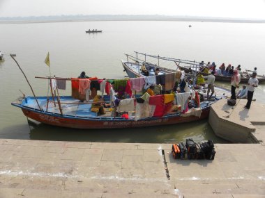 Varanasi 'deki Ganga nehrinde tekneler