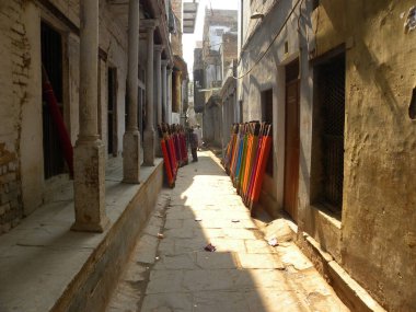 Kashi sokaklarında Banarasi İpek Sarisi ahşap bir stantta tutulur.