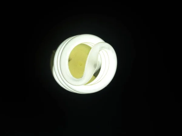 Белая Светящаяся Компактная Люминесцентная Лампа Cfl Темноте — стоковое фото