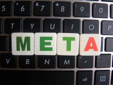Klavye arka planında Kelime Meta