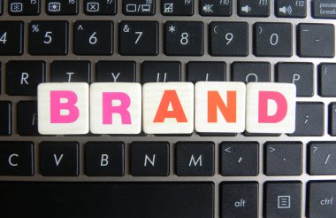 Klavye arka planında Kelime Markası