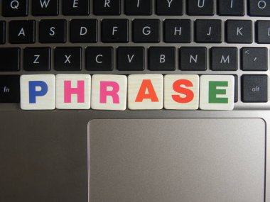 Klavye arkaplanındaki sözcük cümlesi