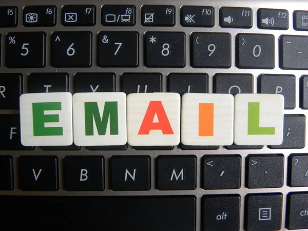 Klavye arka planında Kelime E- postası